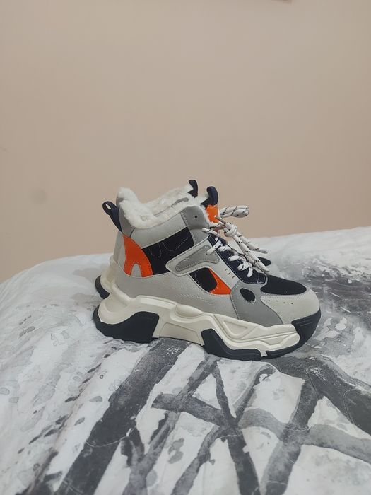 Новые подростковые зимние ботинки кроссовки