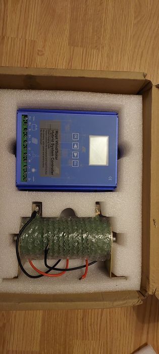 Гібридний контролер заряду 12/24 у для вітряної та сонячної системи.