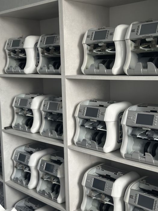 Kisan Newton. Лічильник сортувальник банкнот. Перерахунок грошей