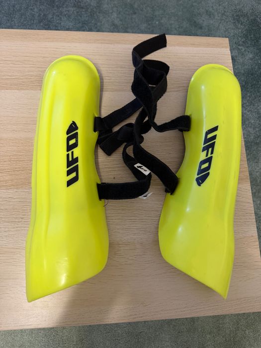Ochraniacze narciarskie na golenie UFO