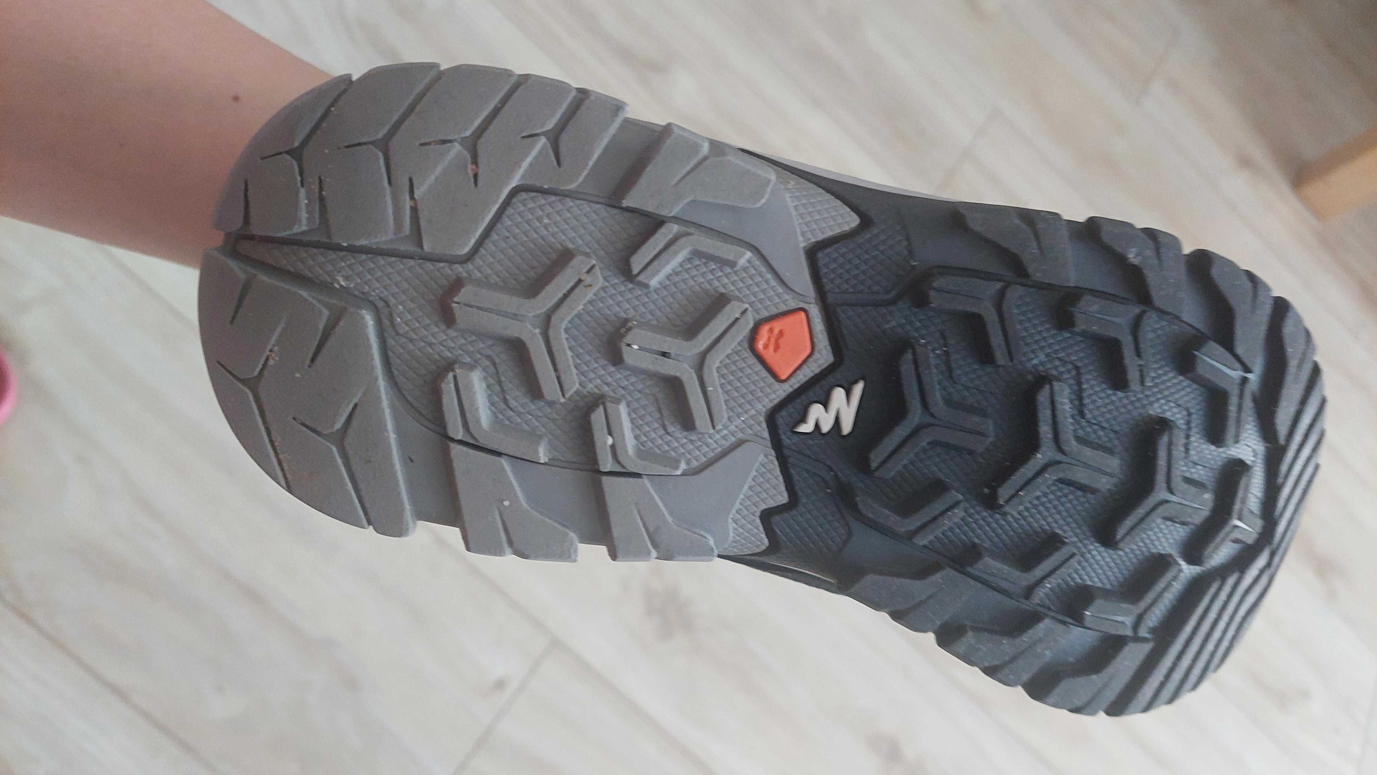 Sprzedam buty trkingowe chłopięce Quechua