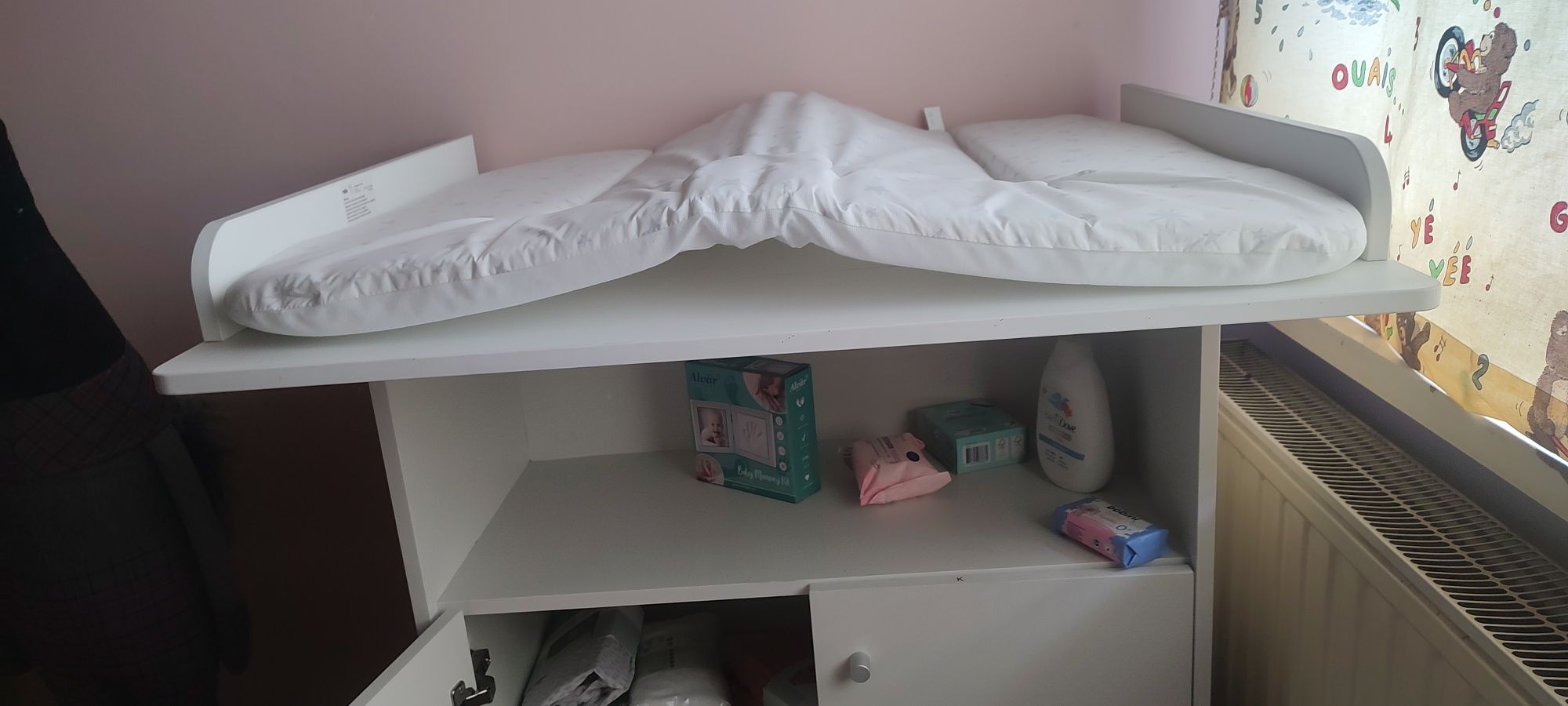 Przewijak z szafką i materacem