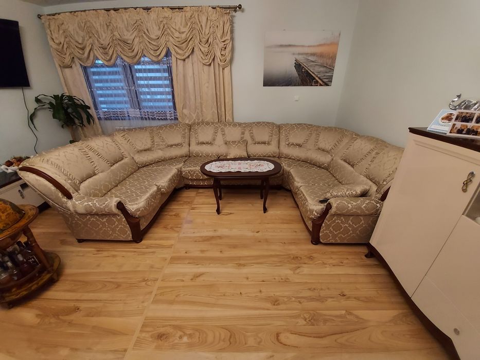 Narożnik kanpa sofa wypoczynek w kształcie podkowy.