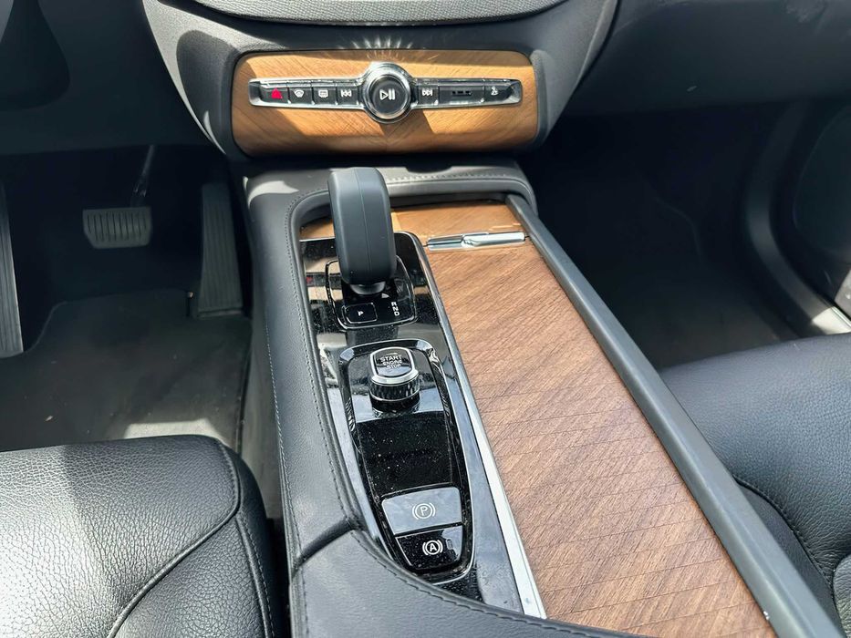 Volvo XC90 T8      2023