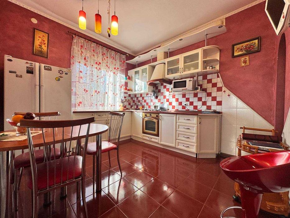 Продаж будинку з басейном. Без %
с.Чайки 
5 км до метро Житомирська