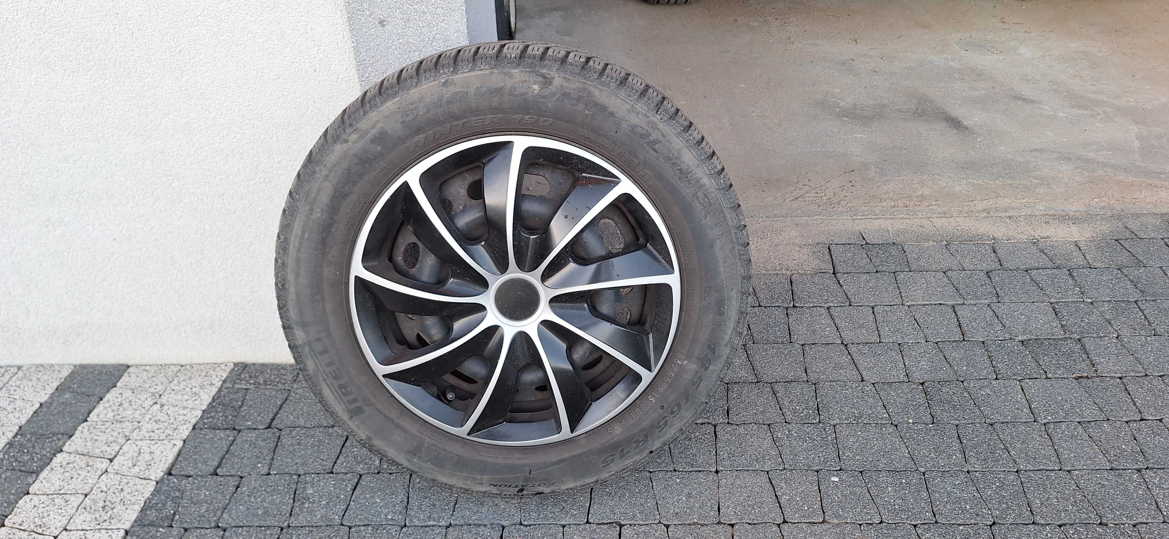 4 opony zimowe Pirelli 185/65 r15, na felgach stalowych i z kapslami.