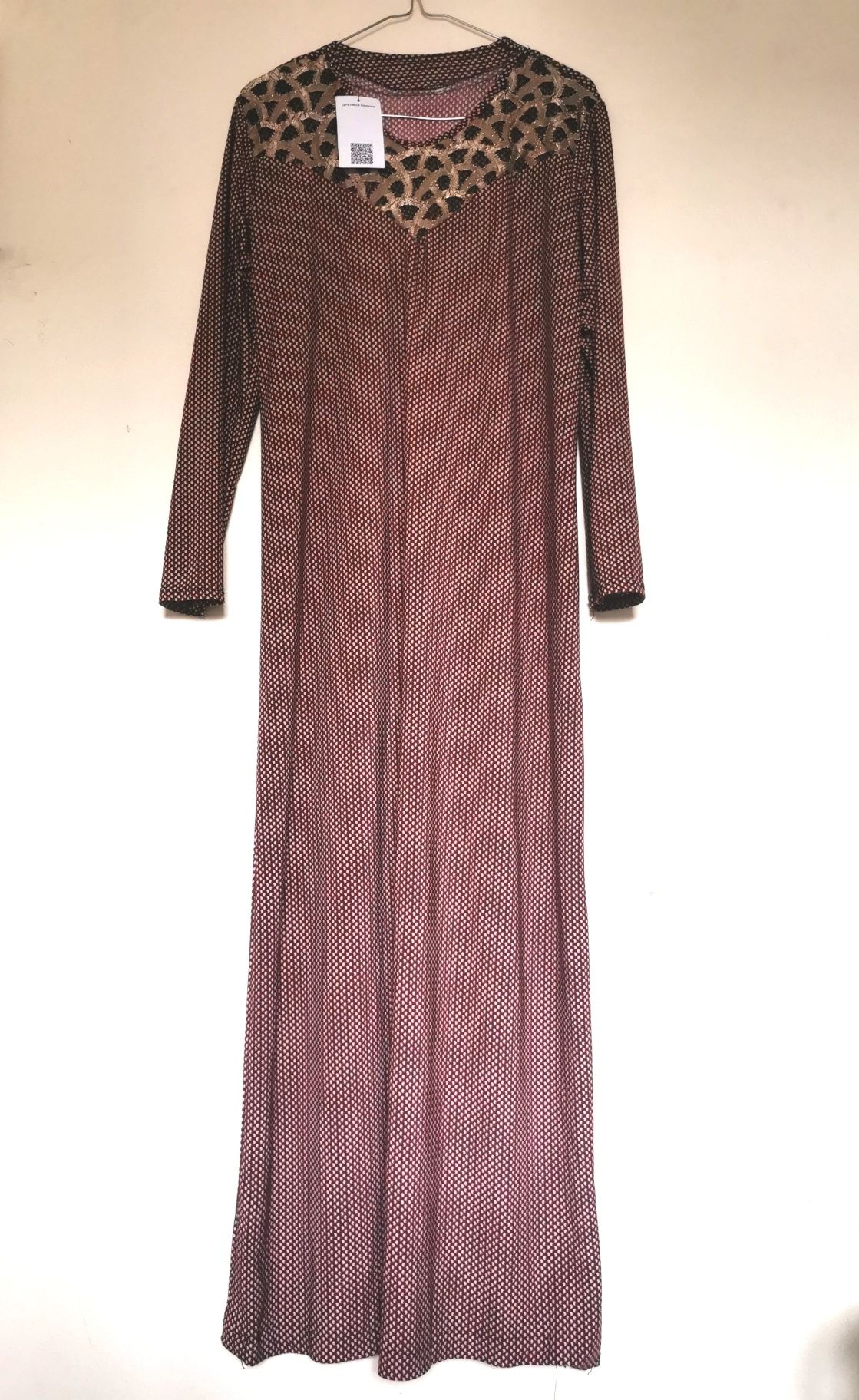 Długa sukienka Vintage r. M
Kolor bordowy, złota koronką z przodu.

#v