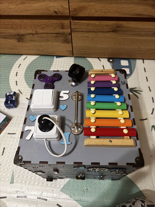 Бізікуб дитячий.