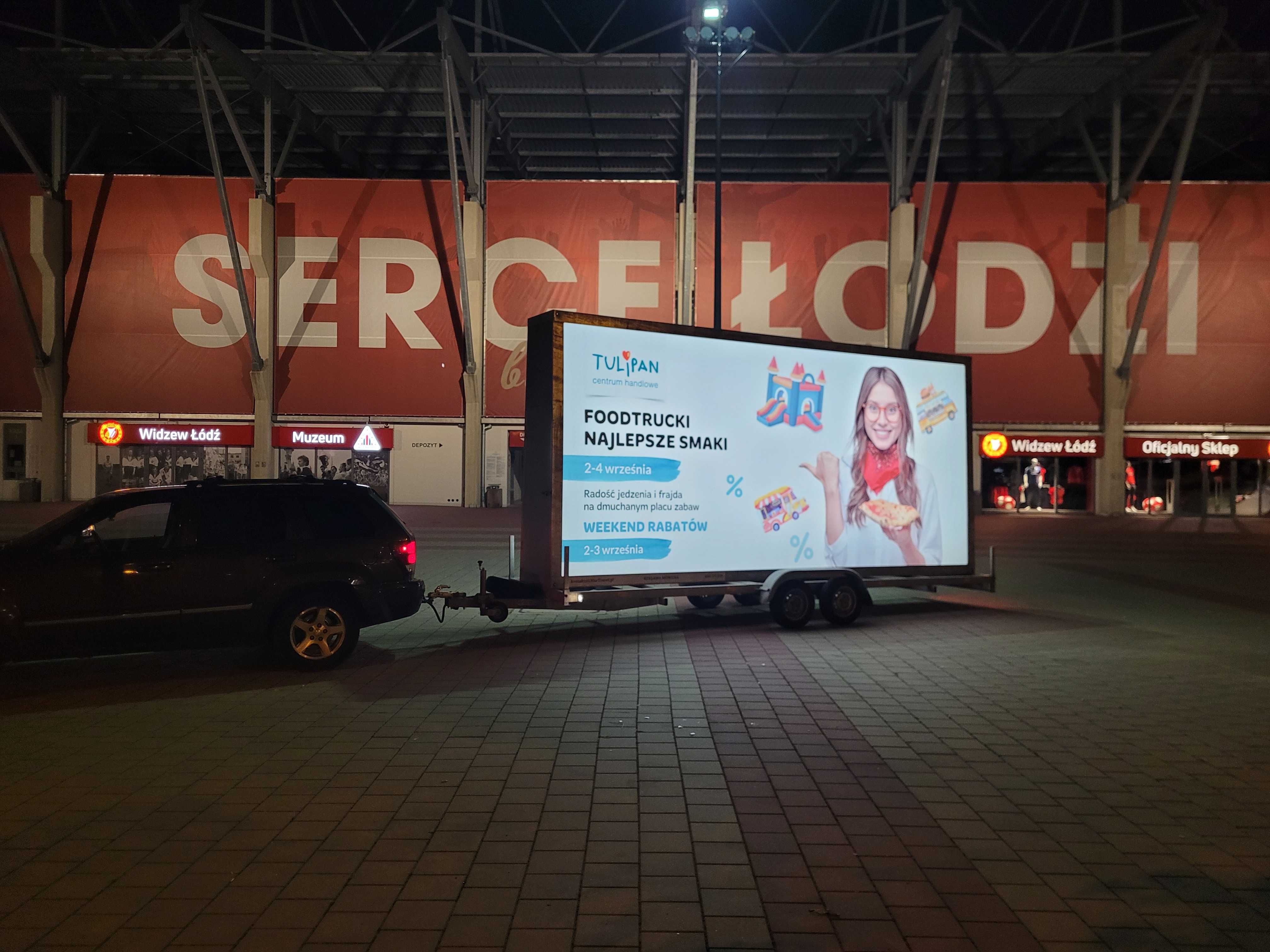 Reklama mobilna stacjonarna Billboardy Backlight przyczepy reklamowe