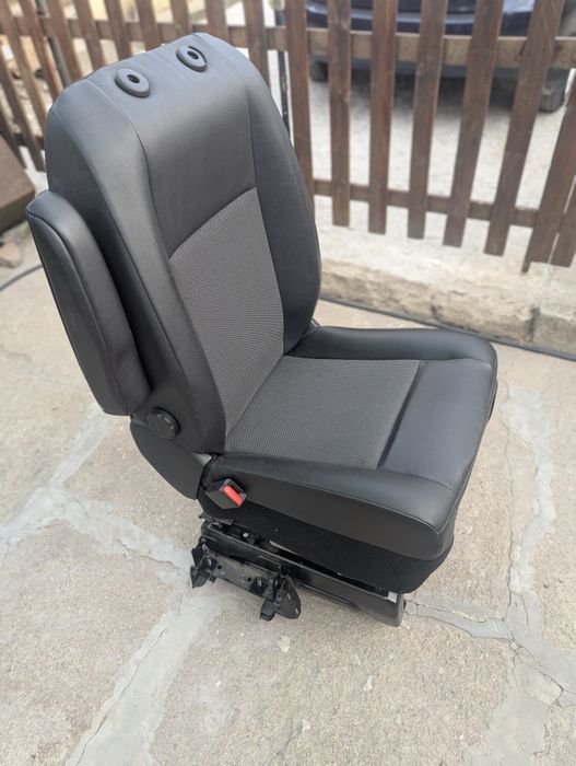 Сидіння водійське Пежо