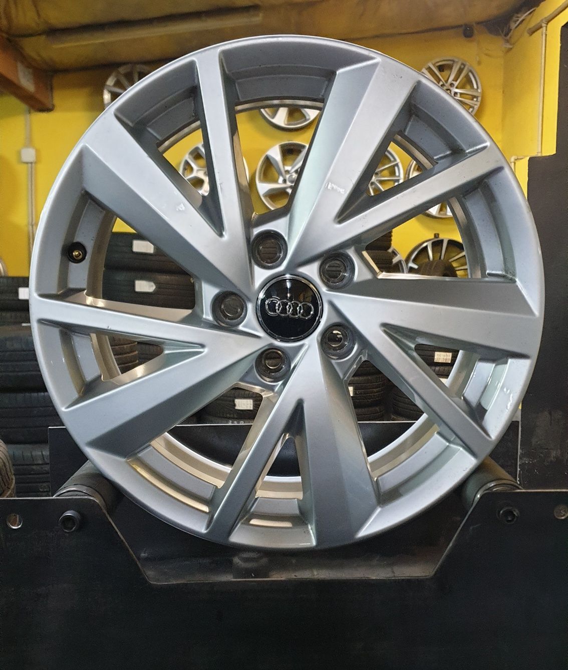 Felgi Aluminiowe 5x112 7Jx17 ET45 Audi A4 A3 A6 Q2 Q3 VW