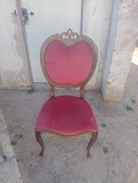 Vende se cadeira com tampo em veludo 20€