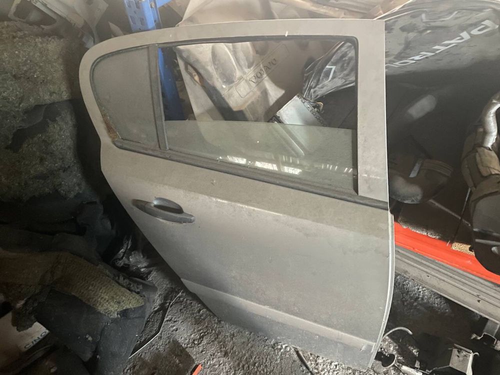 Двері Volvo S 40 (Вольво С 40)2008 р седан .