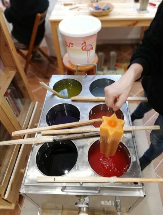 Wytapialnik parafiny. Urządzenie slużące wykonywaniu kolorowych świec.