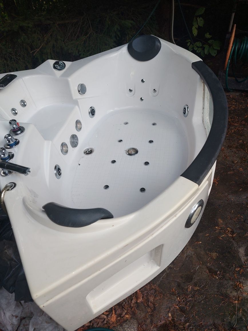 jacuzzi, wanna z masażem wodnym i powietrznym