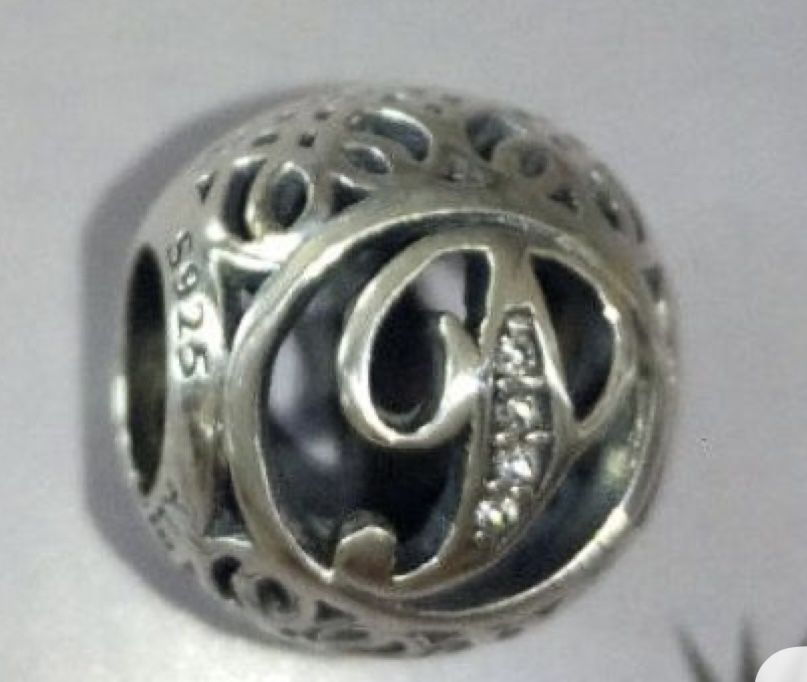 Conta Pandora letra P