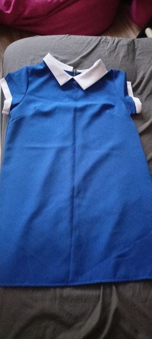 Niebieska sukienka z kołnierzykiem