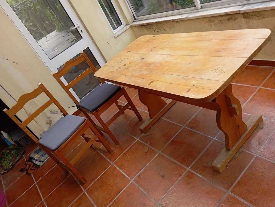 Mesa e 4 Cadeiras.