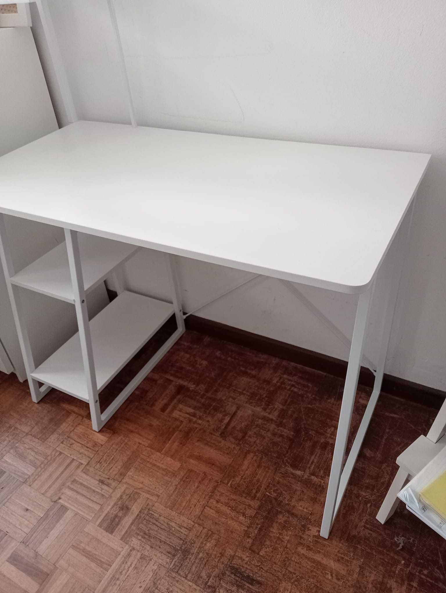 Secretária branca ideal para espaços pequenos