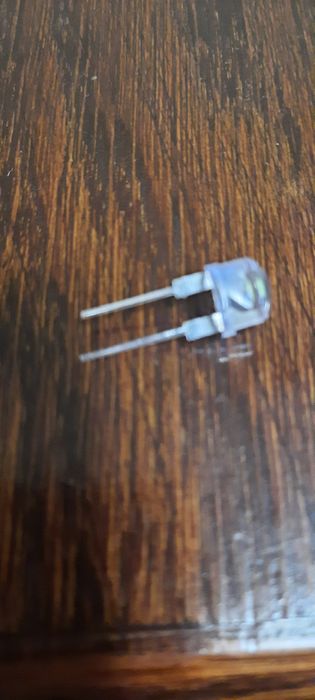 Светоизлучающие диоды 8мм(75 грв за 10 шт). В наличии  5 мм