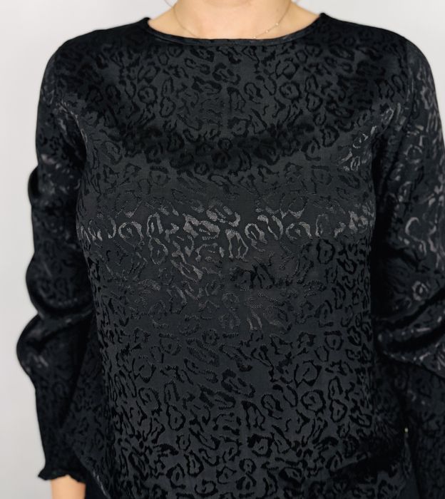 Czarna bluzka z połyskującym wzorem animal print