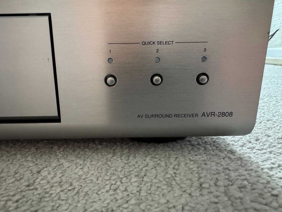 Amplituner Denon AVR-2808 z pilotami i stacją dokującą ASD-3W.