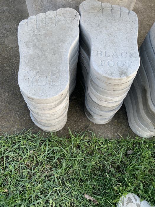 Тротуарна плитка «сліди велетня»