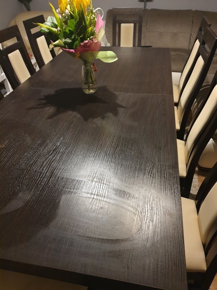 Drewniany stół z 9 krzesłami rozkladany