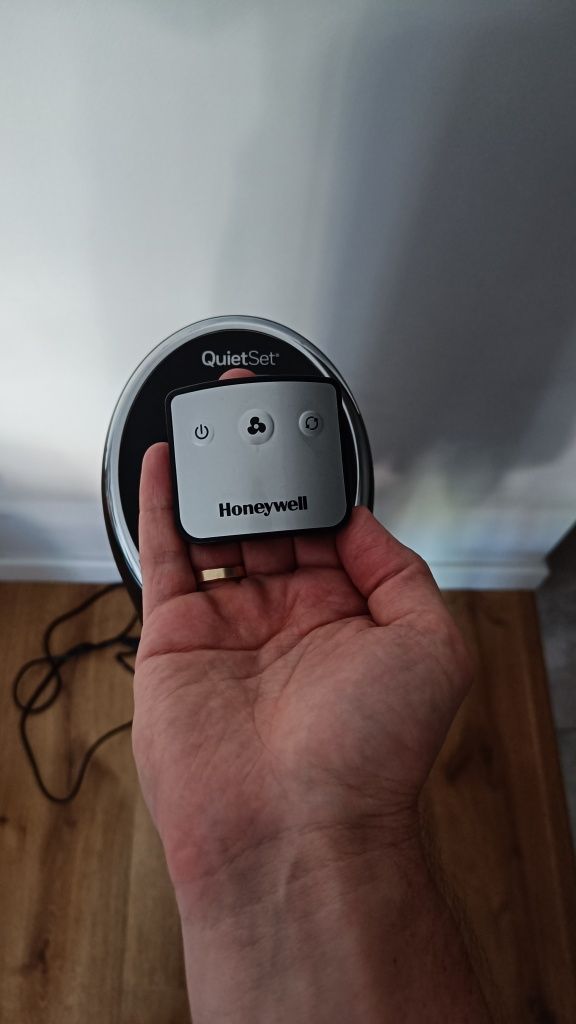 Wentylator kolumnowy Honeywell HYF290E