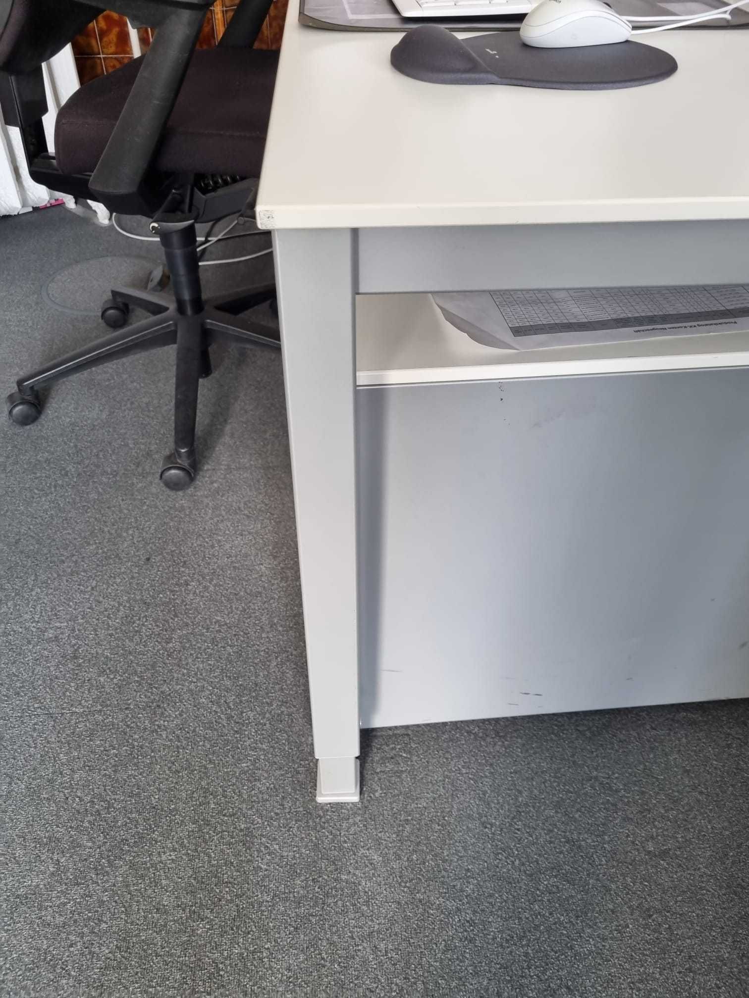 Biurka call center biurowiec wyposażenie meble biurowe