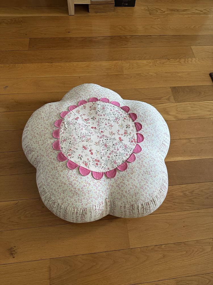 Almofada gtande decorativa em bom estado - diâmetro 65cm e altura 25cm