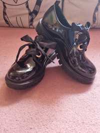 Śliczne czarne lakierowane loafersy dla dziewczynki Reserved 29/18,5cm