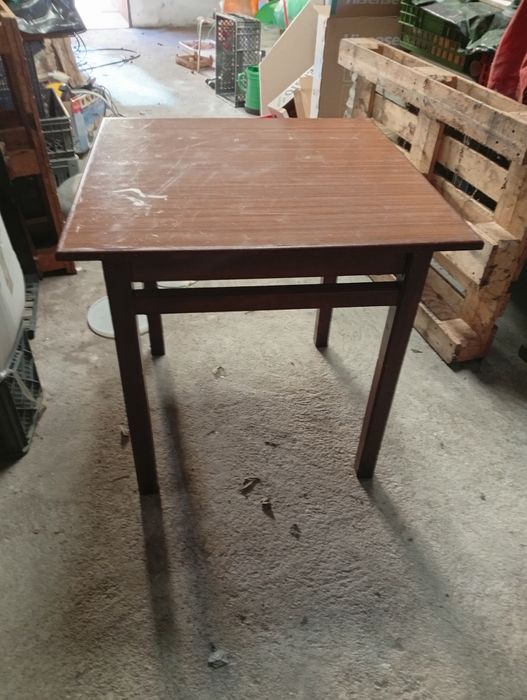 Lote de mesas e cadeiras