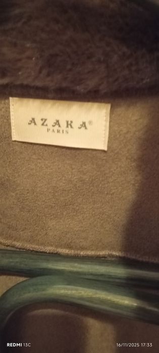 Casaco de pêlo castanho com bolsos e molas