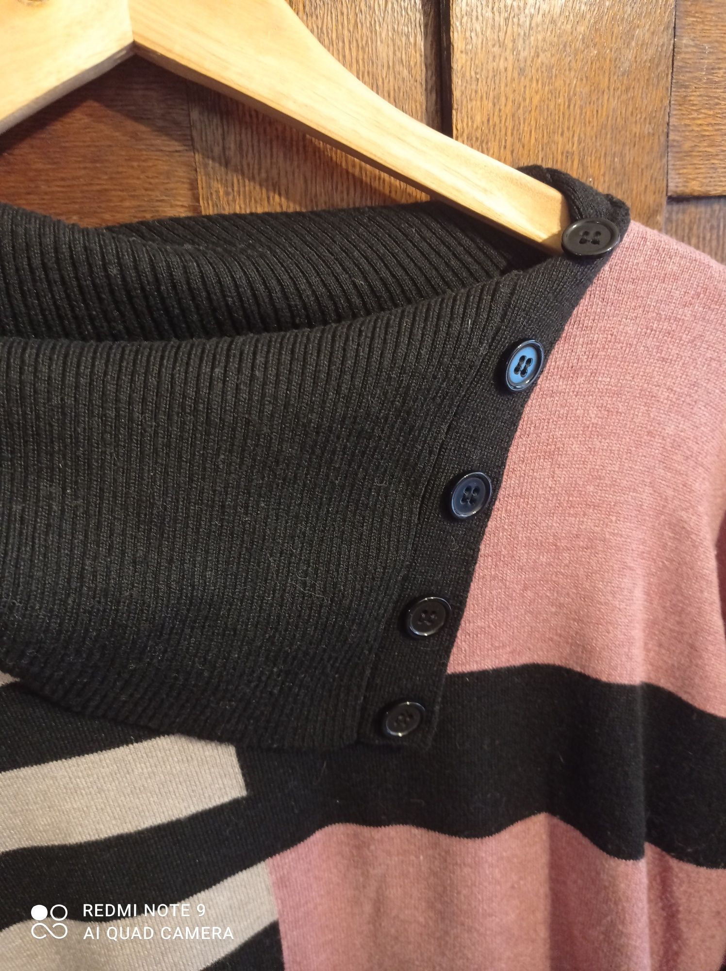 Kolorowy sweter w paski