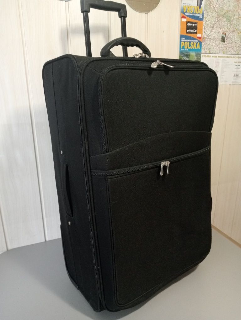 Duża walizka podróżna na kółkach