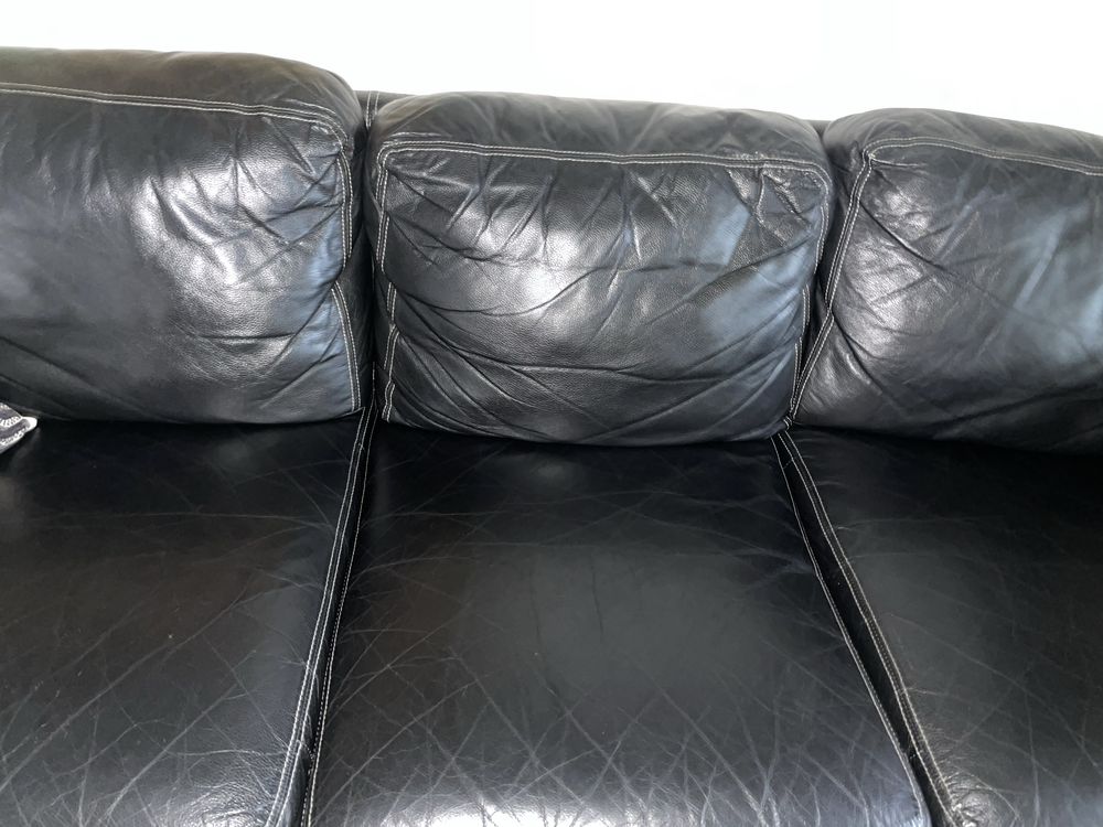 Sofa em pele de 3 lugares com mesa de apoio