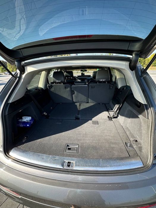 Ауді Q7 2012 р. Машина на повному ходу.