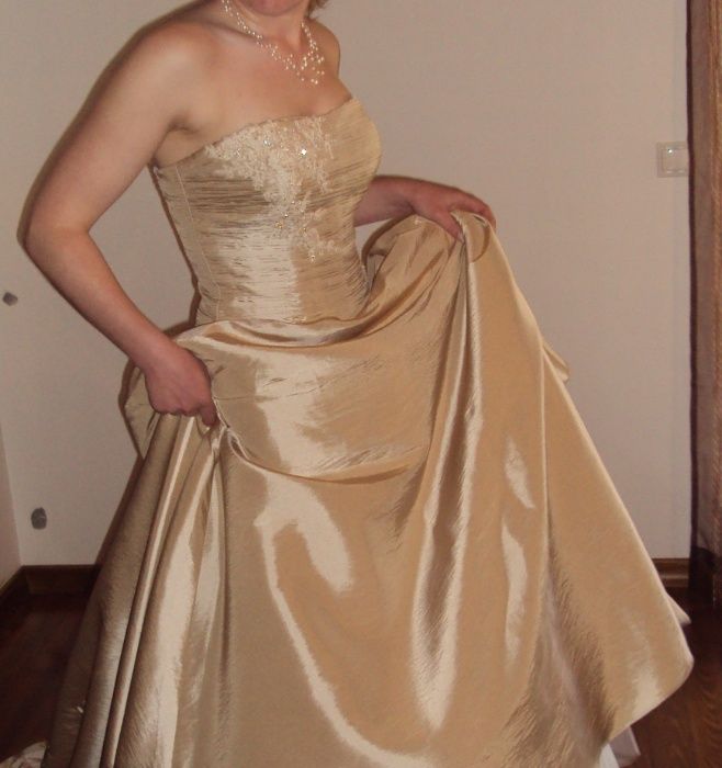 Vestido de Noiva Bronze com lindo trabalho em renda e tule