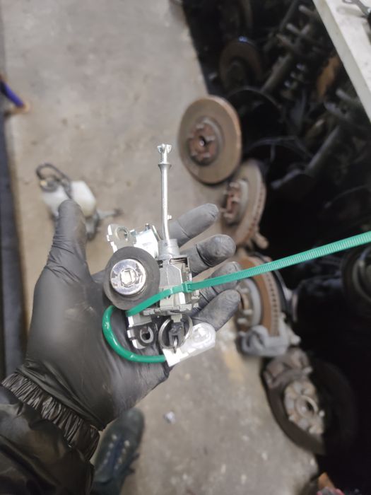 Lexus is iii 12 16 r zamek z kluczykiem