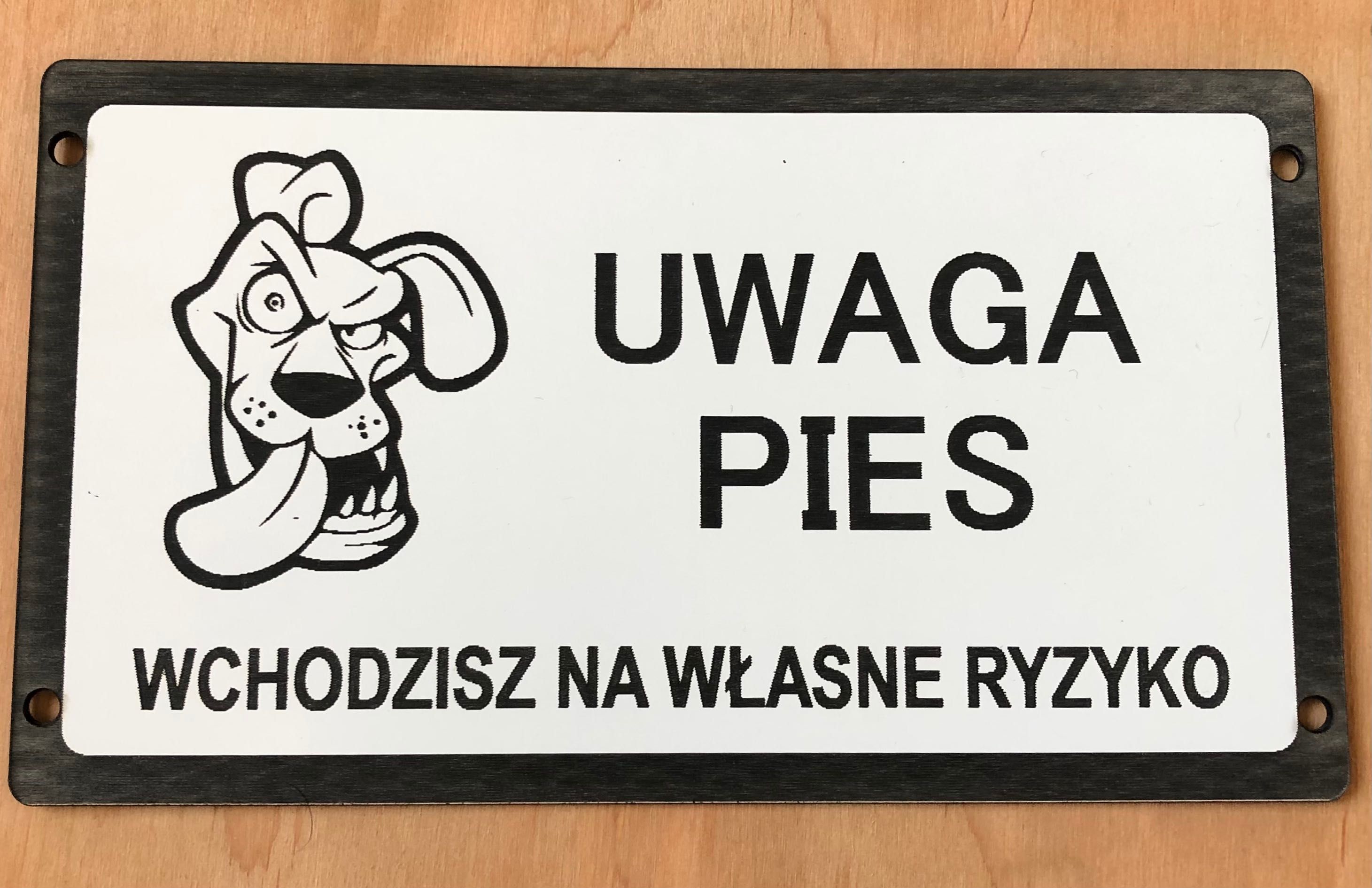 Uwaga pies tabliczki informacyjne oraz adresowe