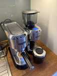 Ekspres do kawy Delonghi Dedica Style EC685.M + Młynek DeLonghi