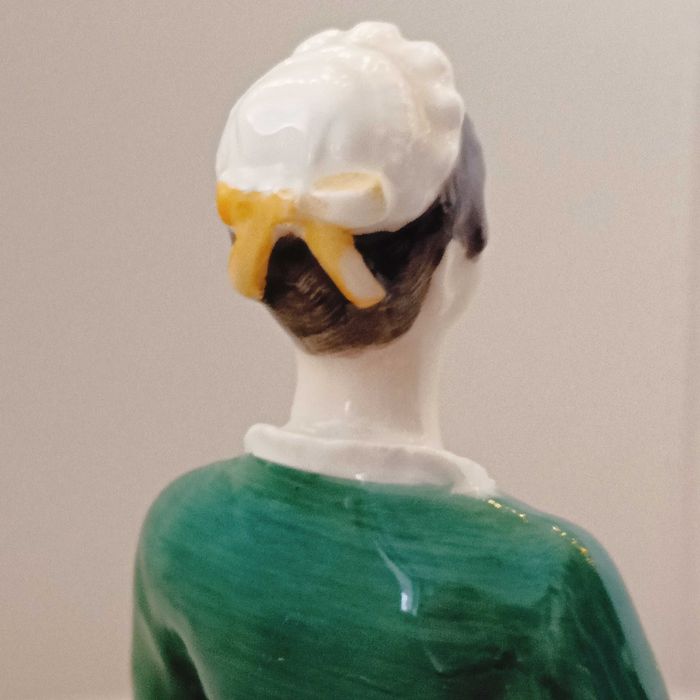 **DAMA w zielonej sukni na ławce Royal Doulton 1959+