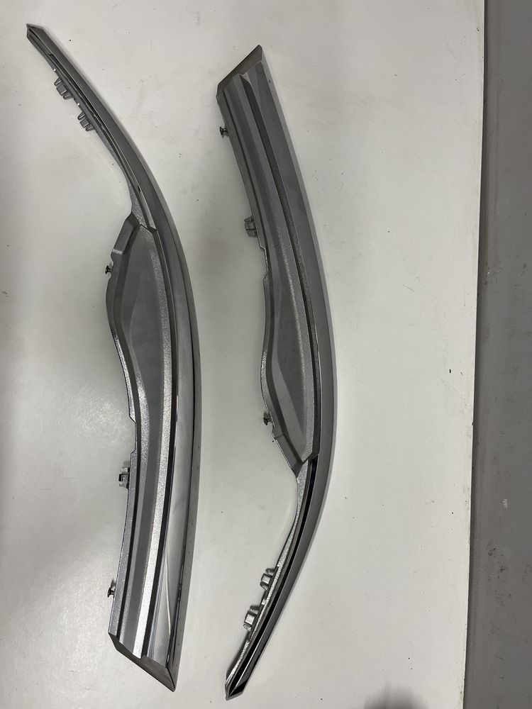 TOYOTA AURIS II chrom listwa lampy prawy przód