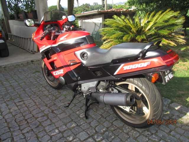 a venda .honda CBR 1000F potencia e conforto numa clássica desportiva