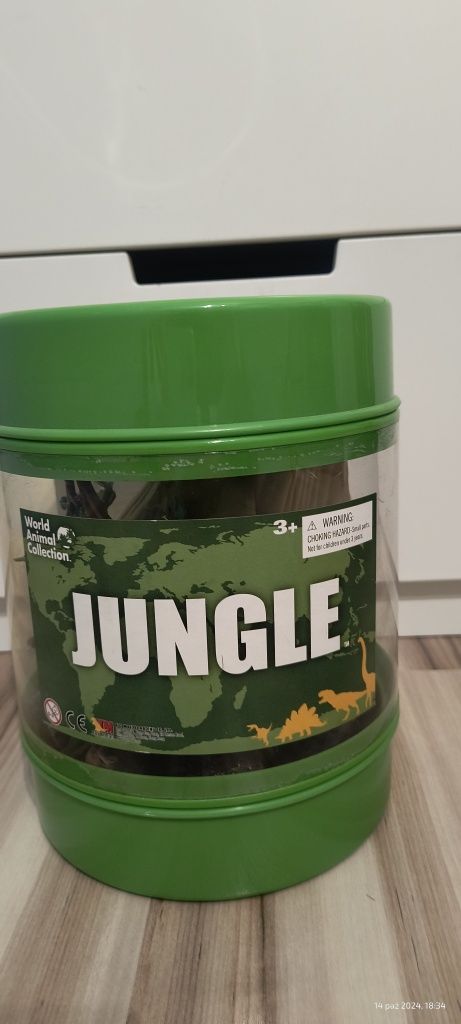 Figurki zwierząt w słoju.Jungle