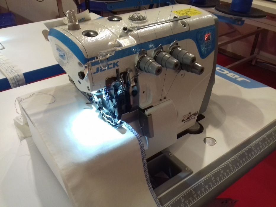 Máquina de corte e cose 2 agulhas JACK E4S - Nova.