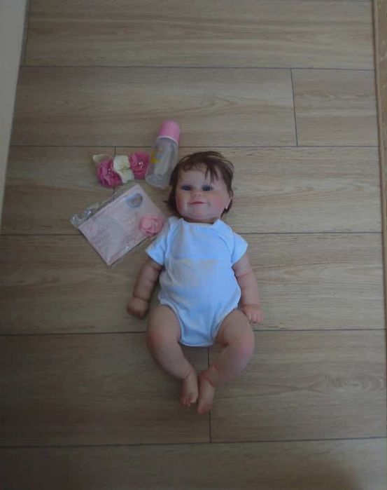 Realistyczna lalka niemowlę Reborn z ubrankiem i butelką