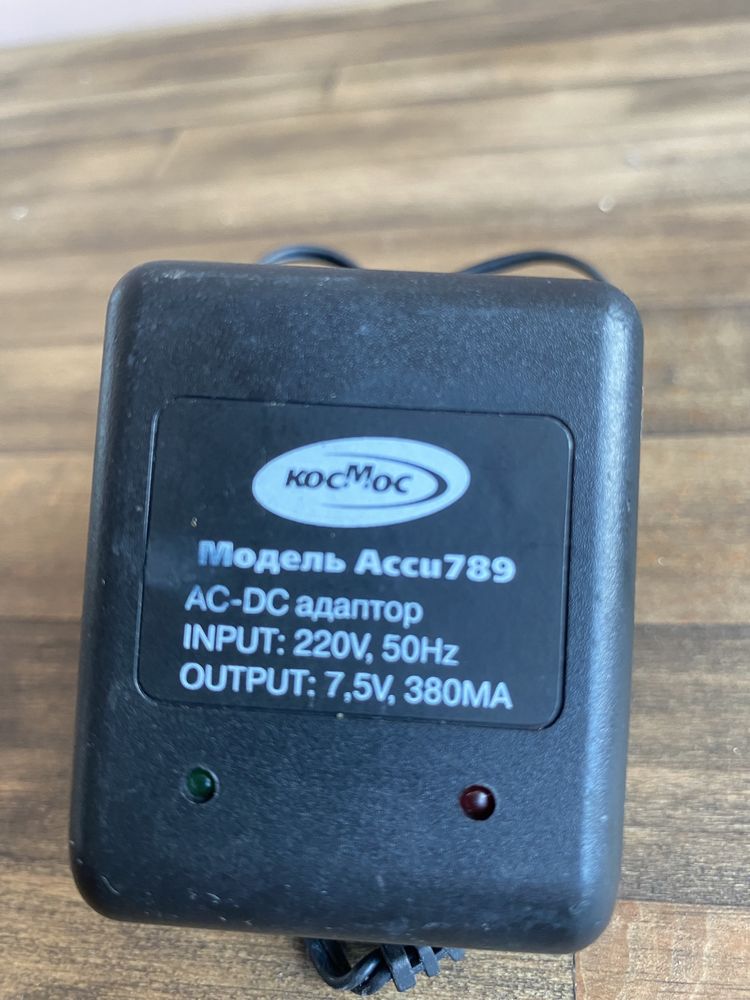 AC DC адаптер Input: 220V, 50 Hz; Output: 7,5 V, 380 MA