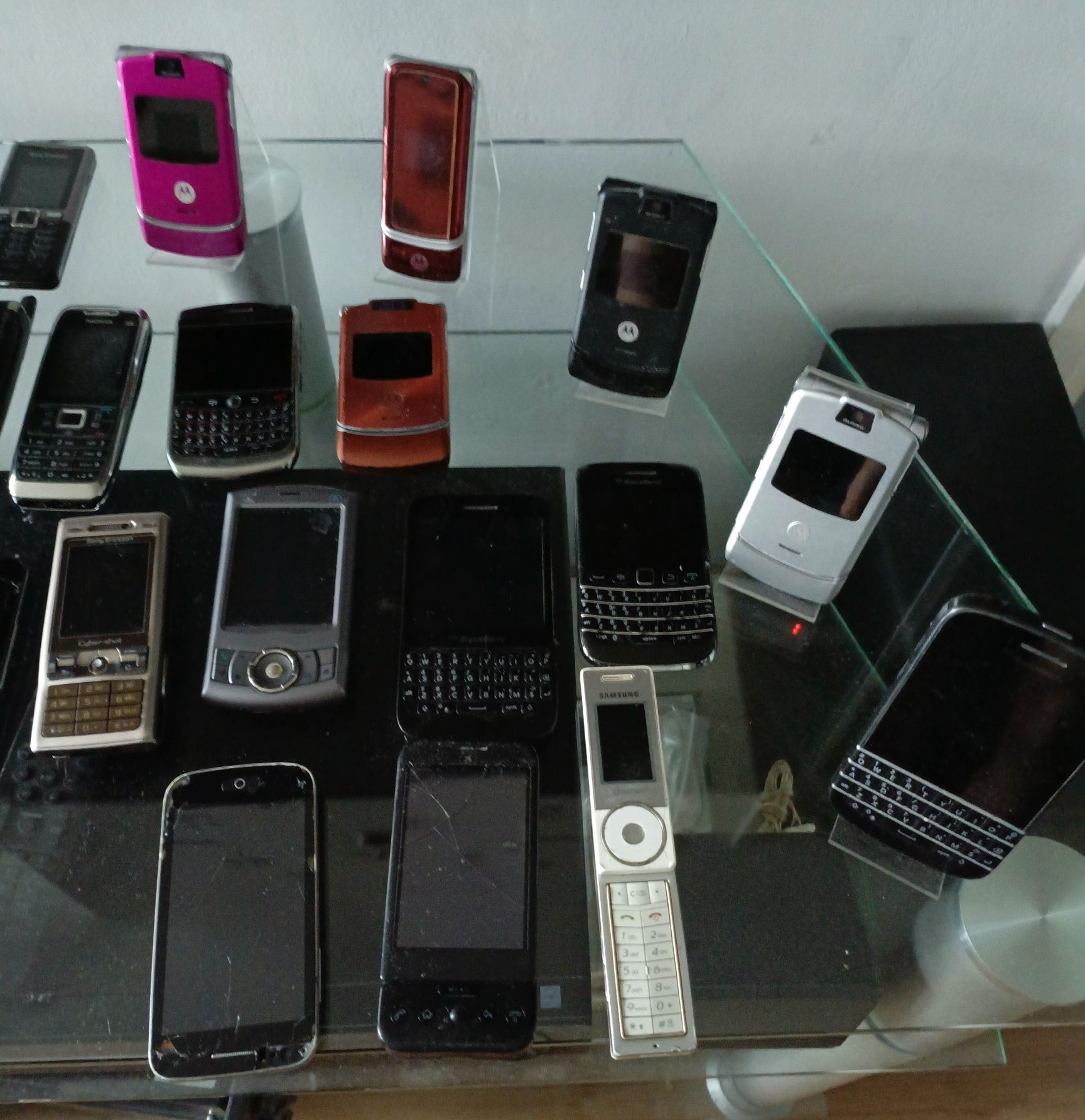 Stare telefony i smartfony